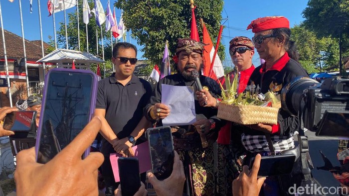 Pasangan calon (paslon) I Wayan Kari Subali-I Ketut Putra Ismaya Jaya (Karisma) membacakan pakta integritas saat mendaftar ke KPU Karangasem, Kamis (29/8/2024). (Foto: I Wayan Selamat Juniasa/detikBali)