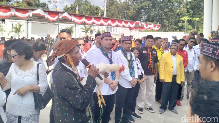 Pasangan Christo Mario Y Pranda-Richard Tata Sontani di KPU Manggarai Barat, Kamis (29/8/2024). (Ambrosius Ardin/detikBali)
