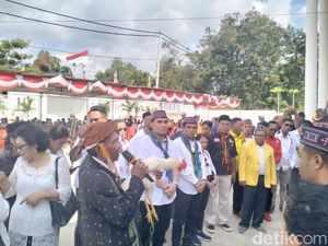 Mario-Richard Jalan 2 Km dan Bawa Ayam Putih Daftar Pilbup Manggarai Barat