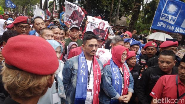 Pasangan Dani Mardani dan Fitria Pamungkaswati saat mendaftar ke KPU Kota Cirebon, Rabu (29/8/2024).