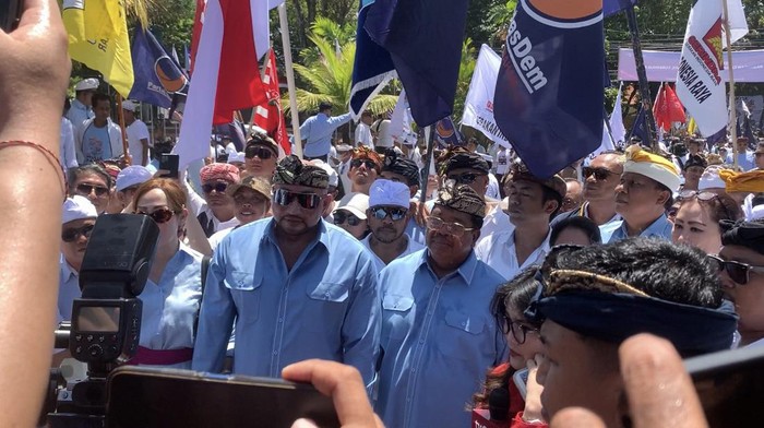 Pasangan calon gubernur dan wakil gubernur Bali dari KIM, De Gadjah-PAS saat mendaftarkan diri ke KPU Bali, Kamis (29/8/2024).