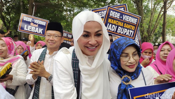 Pasangan Dede Supriyadi dan Virnie Ismail mendaftarkan diri menjadi calon Bupati dan Wakil Bupati di Pilkada Lebak 2024. (Foto: Fathul Rizkoh/detikcom)