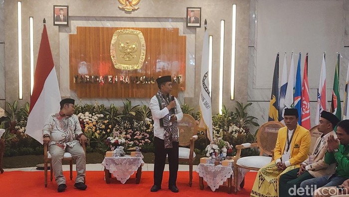 Pasangan Edi dan Unjang mendaftar ke KPU KBB