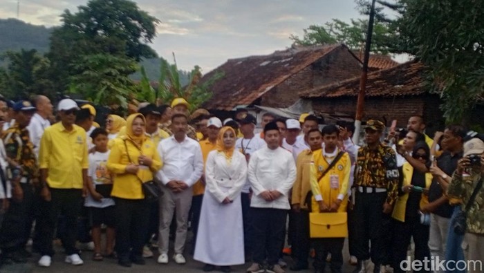 Pasangan Eni Sumarni dan Ridwan Solihin saat mendaftar ke KPU Sumedang, Kamis (29/8/2024) petang.