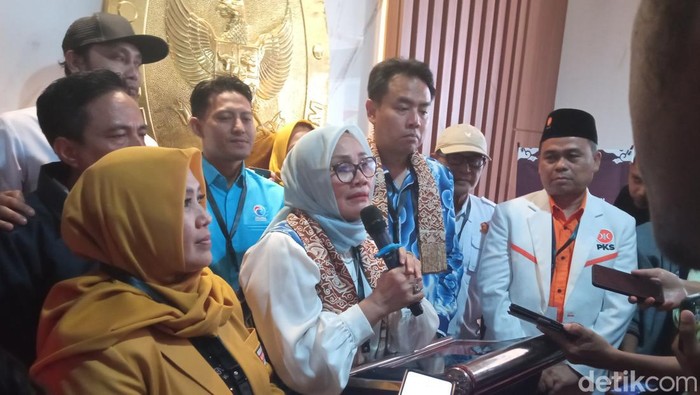 Pasangan Eti-Suhendrik saat melakukan pendaftaran di KPU Kota Cirebon