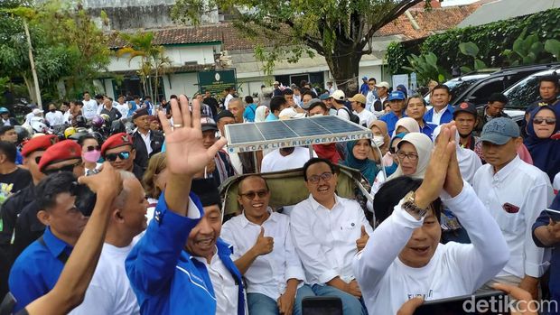 Pasangan Heroe Purwadi-Sri Widya Supena (Heroe-Pena) daftar Pilkada Kota Jogja, Kamis (29/8/2024).