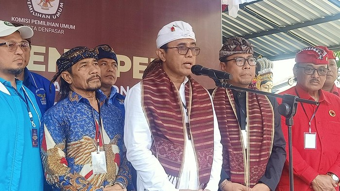 Pasangan I Gusti Ngurah Jaya Negara-I Kadek Agus Arya Wibawa (Jaya-Wibawa) seusai mendaftar ke KPU Denpasar, Kamis (29/8/2024).