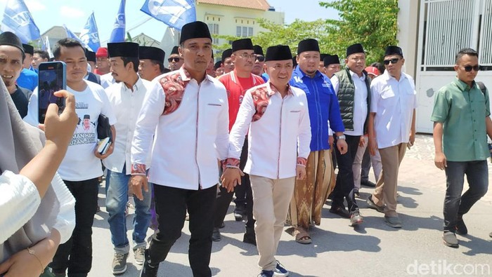 Pasangan Lukman Hakim - Fauzan Jakfar mendatangi kantor KPU mendaftar sebagai Bakal Calon Bupati dan Bakal Calon Wakil Bupati Bangkalan