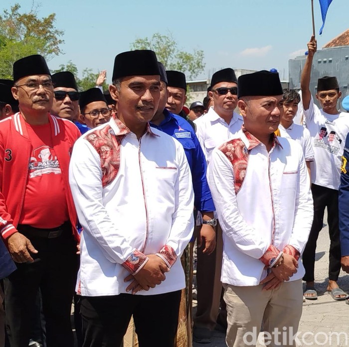 Pasangan Lukman Hakim - Fauzan Jakfar mendatangi kantor KPU mendaftar sebagai Bakal Calon Bupati dan Bakal Calon Wakil Bupati Bangkalan