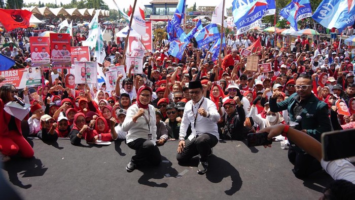 Pasangan Nina Agustina dan Tobroni mendaftar ke KPU Kabupaten Indramayu sebagai bakal calon Bupati dan Wakil Bupati Indramayu periode 2024-2029. (Istimewa)
