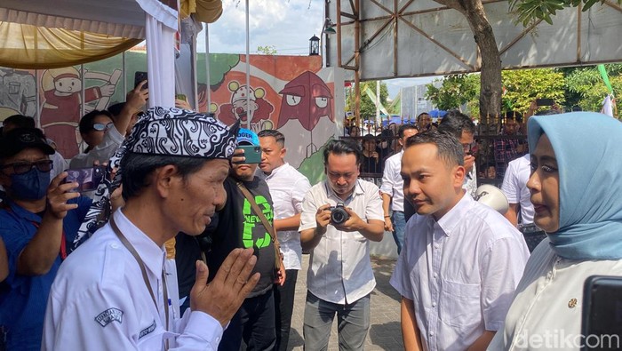 Pasangan Respati Ardi-Astrid saat tiba di KPU Solo, Kamis (29/8/2024).