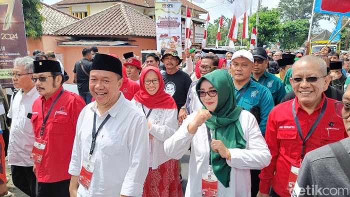 Pasangan Sadewo-Lintarti saat akan mendaftar ke KPU Banyumas sebagai bacabup dan bacawabup, Kamis (29/8/2024).