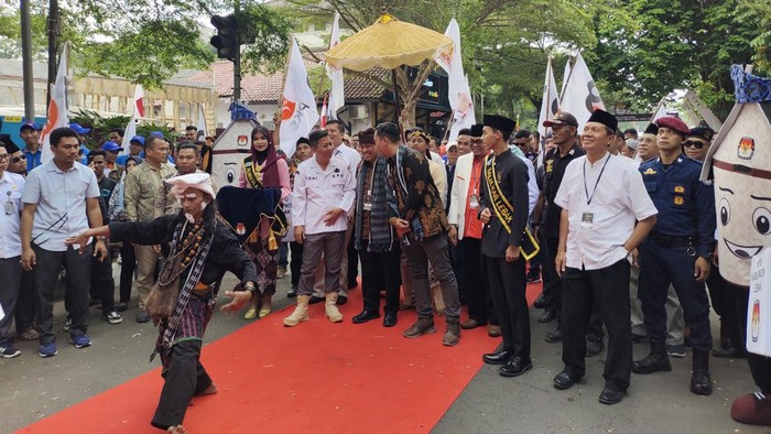 Pasangan Sanuji Pentamarta dan Dita Fajar Bayhaqi mendaftarkan diri untuk maju pada pemilihan Bupati dan Wakil Bupati Lebak 2024.