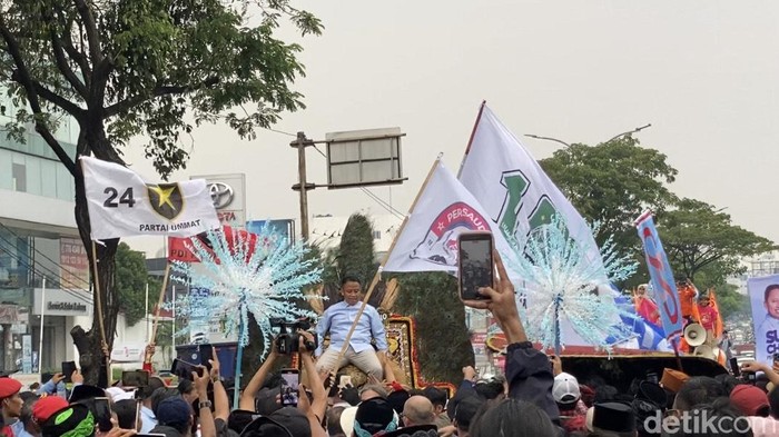 Pasangan Supian Suri-Chandra Rahmansyah naik reog saat mendaftar Pilwalkot ke KPU Depok. (Devi/detikcom)