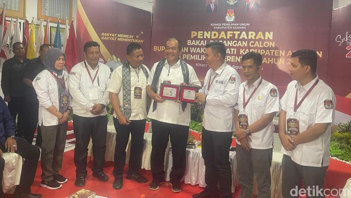 Pasangan Taufik–Rianto resmi mendaftar ikut Pilkada 2024 ke KPU Asahan. (Perdana Ramadhan/detikcom)