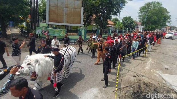 Pasangan Tika-Benny diantar rombongan mendaftar Pilkada Kendal 2024 ke kantor KPU Kendal, Kamis (29/8/2024).