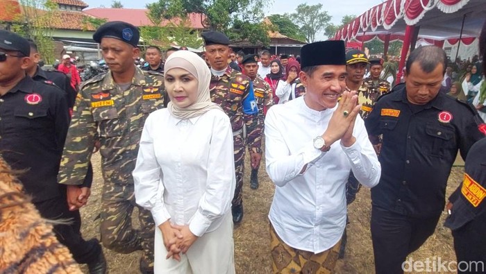 Pasangan Tika-Benny diantar rombongan mendaftar Pilkada Kendal 2024 ke kantor KPU Kendal, Kamis (29/8/2024).