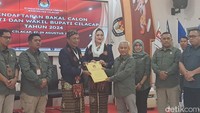 Penyanyi Vicky Shu kembali berjuang untuk bisa mengabdi kepada rakyat. Dua kali gagal jadi anggota dewan tak meruntuhkan semangatnya. Dalam Pilkada 2024, Vicky Shu menjadi calon Wakil Bupati mendampingi calon Bupati Cilacap Awaluddin Muuri. Pasangan ini resmi mendaftar ke KPU Cilacap, Kamis (29/8/2024). Awaluddin Muuri dan Vicky Shu diusung oleh tiga partai politik, yaitu Partai Gerindra, NasDem, dan PPP. Anang Firmansyah/detikJateng