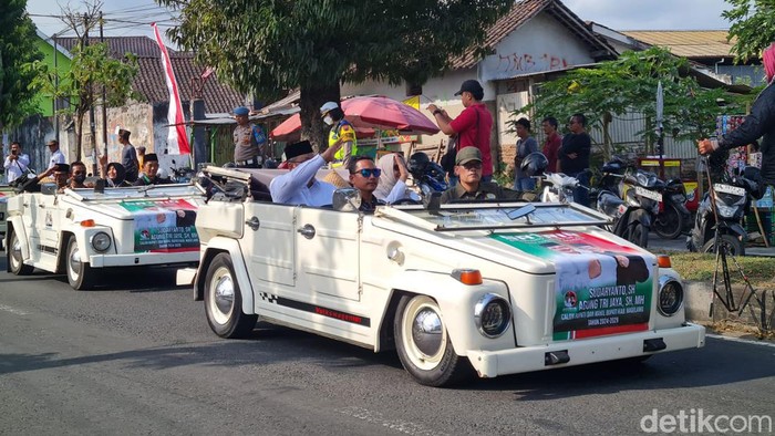 Paslon Bupati dan Wakil Bupati Magelang, Sudaryanto-Agung Trijaya datang ke KPU naik mobil VW, Kamis (29/8/2024).