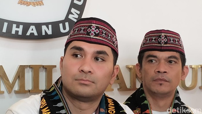 Paslon Christo Mario Y Pranda-Richard Tata Sontani memberikan keterangan pers seusai pendaftaran di KPU Manggarai Barat, Kamis (29/8/2024). (Ambrosius Ardin/detikBali)