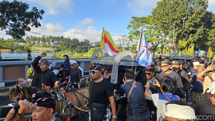 Paslon I Made Kasta-I Ketut Gunaksa (Astaguna) naik dokar saat mendaftar ke KPU Klungkung, Kamis (29/8/2024). (I Putu Budikrista Artawan/detikBali)