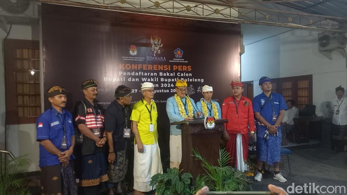 Paslon I Nyoman Sugawa Korry dan Gede Suardana (Sugawa-Suardana) saat mendaftar ke KPU Buleleng, Kamis (29/8/2024) sore. (Made Wijaya Kusuma/detikBali)