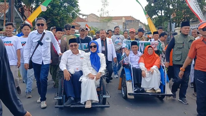 Paslon Ivan Dicksan-Dede naik becak saat mendaftar Pilwalkot Tasikmalaya