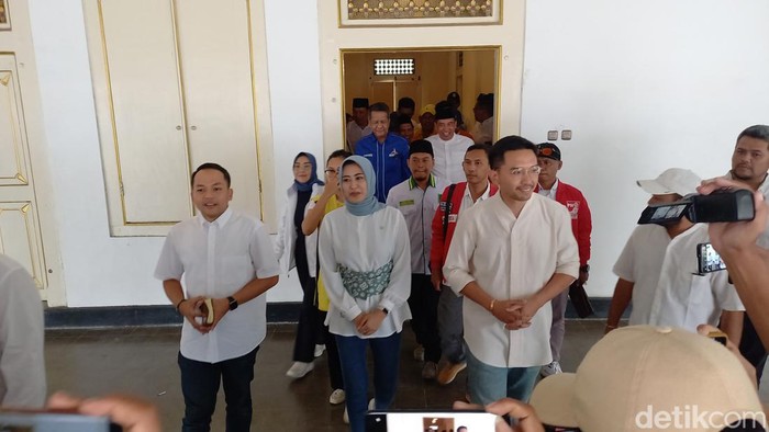 Paslon Koalisi Indonesia Maju (KIM) Plus, Respati Achmad Ardianto-Astrid Widayani saat bersiap mendaftar ke KPU didampingi Mangkunegoro X di Pura Mangkunegaran Solo, Kamis (29/8/2024).