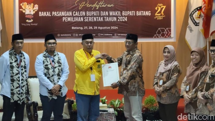 Paslon M Faiz Kurniawan-Suyono, saat prosesi pendaftaran  di KPU Kabupaten Batang, Kamis (29/08).