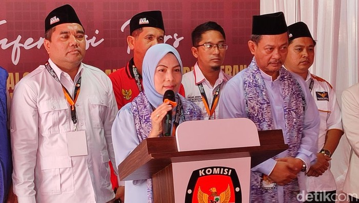 Paslon Ratu Zakiyah dan Najib Hamas resmi daftar Pilbup Serang ke KPU. Keduanya berjanji akan membahagiakan warga melalui program-program (Bahtiar/detikcom)