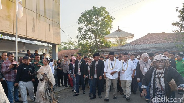 Paslon Ujang-Dadang saat berjalan menuju KPU Pangandaran diiringi kesenian badud.