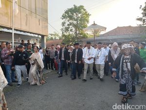 Kesenian Badud Iringi Ujang-Dadang Daftar KPU Pangandaran
