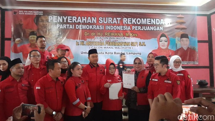 PDIP menyerahkan rekomendasi ke eks Kadinkes Lampung, Reihana untuk maju di Pilwalkot Bandar Lampung
