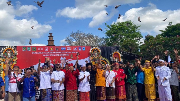 Pasangan Gede Dana dan Nengah Swadi saat melepas merpati sebelum mendaftar ke KPU  Karangasem, Kamis (29/8/2024).