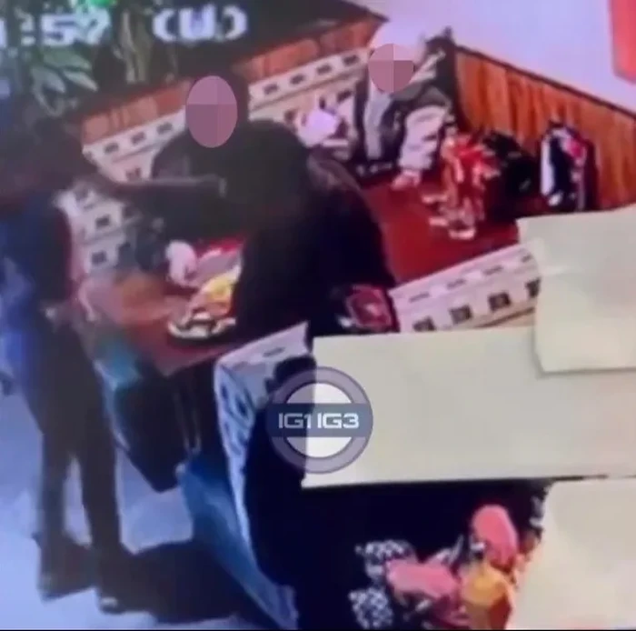 Kacau! Pelayan Ini Diserang Piring Terbang oleh Tamu Restoran