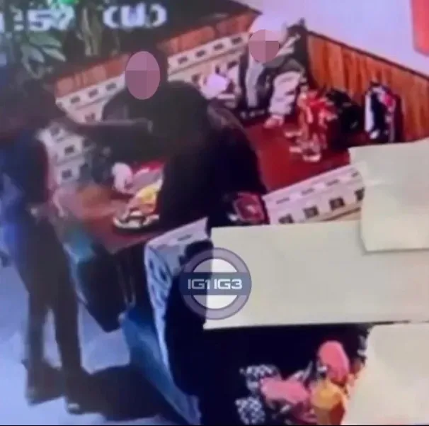 Kacau! Pelayan Ini Diserang 'Piring Terbang' oleh Tamu Restoran