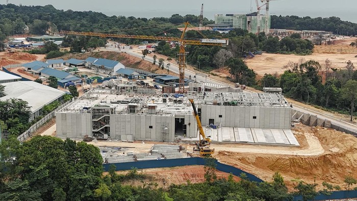 Pembangunan pusat data di KEK Nongsa Digital Park Foto udara pembangunan data center di Kawasan Ekonomi Khusus (KEK) Nongsa Digital Park, Batam, Kepulauan Riau, Kamis (29/8/2024). Kementerian Koordinator Bidang Perekonomian menyebutkan hingga saat ini ada 10 data center yang didirikan di KEK NDP tersebut diantaranya sembilan dalam tahap pembangunan dan satu data center masih tahap komitmen proyek. ANTARA FOTO/Teguh Prihatna/aww.