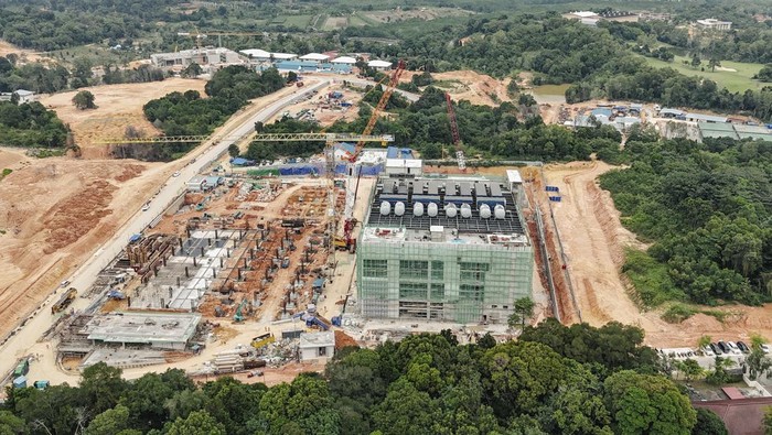 Foto udara pembangunan data center di Kawasan Ekonomi Khusus (KEK) Nongsa Digital Park, Batam, Kepulauan Riau, Kamis (29/8/2024). Kementerian Koordinator Bidang Perekonomian menyebutkan hingga saat ini ada 10 data center yang didirikan di KEK NDP tersebut diantaranya sembilan dalam tahap pembangunan dan satu data center masih tahap komitmen proyek. ANTARA FOTO/Teguh Prihatna/aww.