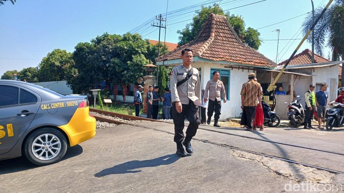 Pemotor tertabrak kereta di Pasuruan