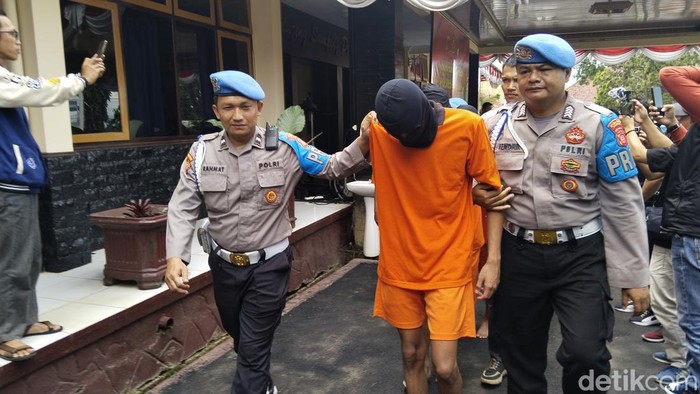 Pemuda berinisial S alias Bendot (27) di Kabupaten Kuningan ditangkap karena menjadi pengedar sabu.