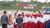 Awalnya Jokowi mengatakan bahwa Bendungan Leuwikeris sudah dibangun sejak 2016, karena baru diresmikan 2024 ini berarti pembangunan bendungan tersebut memakan waktu 8 tahun.  