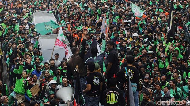 Driver ojek online (ojol) se-Jabodetabek menggelar aksi di kawasan Patung Kuda, Jakarta, Kamis (29/8/2024).