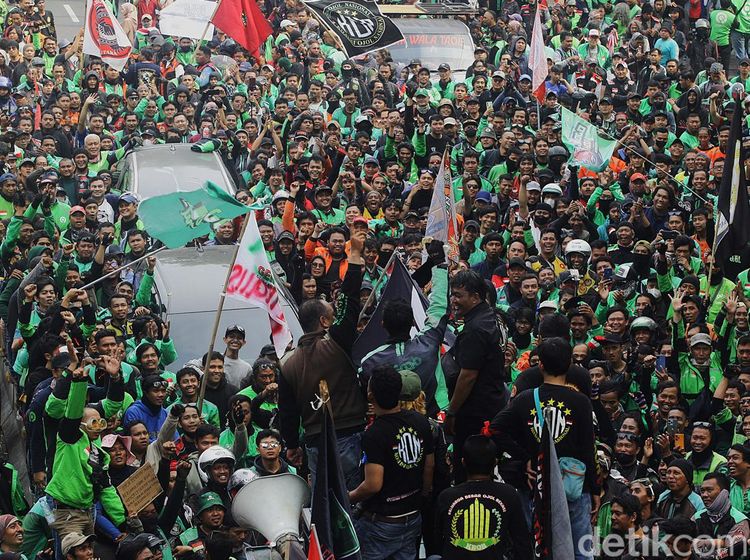 Penampakan Massa Ojol Demo Tuntut Tarif hingga Insentif di Patung Kuda