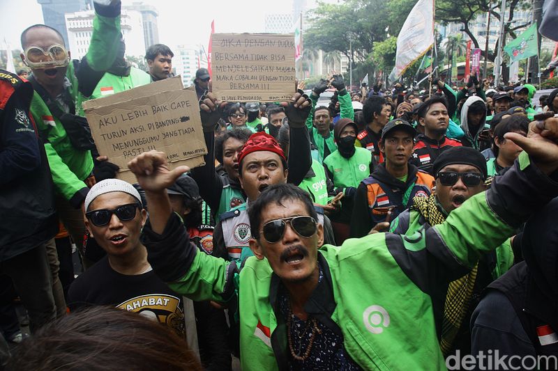 Driver ojek online (ojol) se-Jabodetabek menggelar aksi di kawasan Patung Kuda, Jakarta, Kamis (29/8/2024).