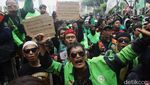 Penampakan Massa Ojol Demo Tuntut Tarif hingga Insentif di Patung Kuda