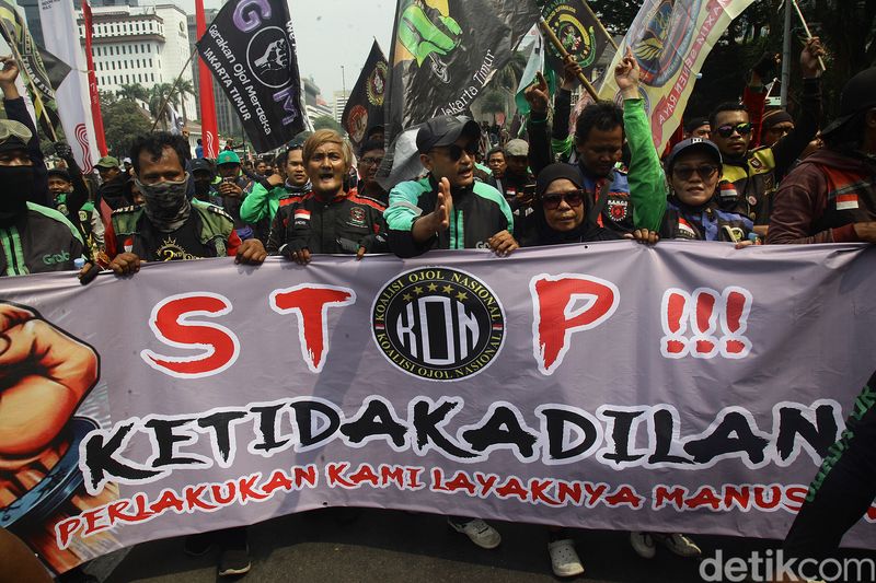 Driver ojek online (ojol) se-Jabodetabek menggelar aksi di kawasan Patung Kuda, Jakarta, Kamis (29/8/2024).