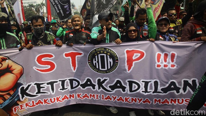 Driver ojek online (ojol) se-Jabodetabek menggelar aksi di kawasan Patung Kuda, Jakarta, Kamis (29/8/2024).