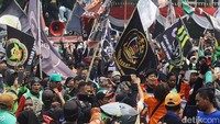 Massa juga menuntut adanya legal standing hukum yang jelas bagi para pengemudi ojol agar perusahaan tidak berbuat semena-mena terhadap ojol dan kurir selaku mitranya.  