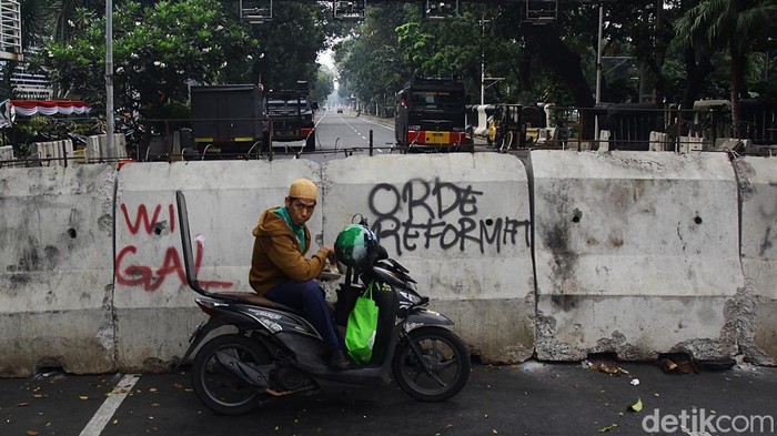 Driver ojek online (ojol) se-Jabodetabek menggelar aksi di kawasan Patung Kuda, Jakarta, Kamis (29/8/2024).