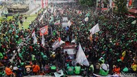 Driver ojek online (ojol) memadati kawasan Patung Kuda, Jakarta.